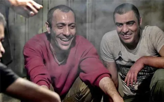 معشوقه‌ی پسرک، میان قماربازان معامله می‌شود