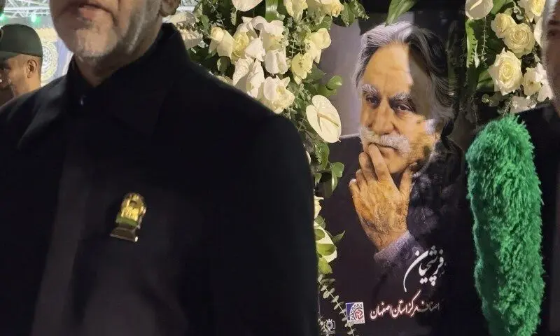 آواز خوانی حسام الدین سراج در مراسم تشییع استاد فرشچیان
