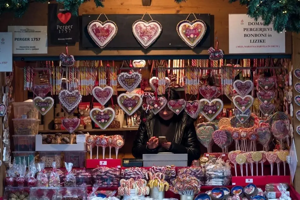 در این کشور کارفرمایان به همه کارگران خود پاداش کریسمس ۶۴۰ یورویی می‌دهند