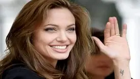 آتش به خانه آنجلینا جولی رسید؛ لحظه فرار آنجلینا با پسرش/ ویدئو
