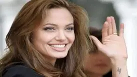 آتش به خانه آنجلینا جولی رسید؛ لحظه فرار آنجلینا با پسرش/ ویدئو
