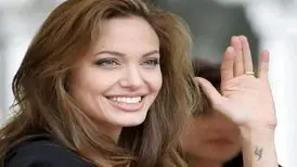 آتش به خانه آنجلینا جولی رسید؛ لحظه فرار آنجلینا با پسرش/ ویدئو
