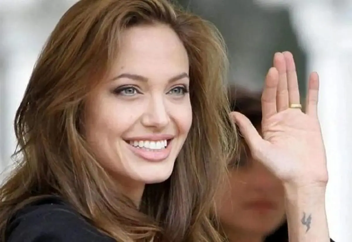 آتش به خانه آنجلینا جولی رسید؛ لحظه فرار آنجلینا با پسرش/ ویدئو
