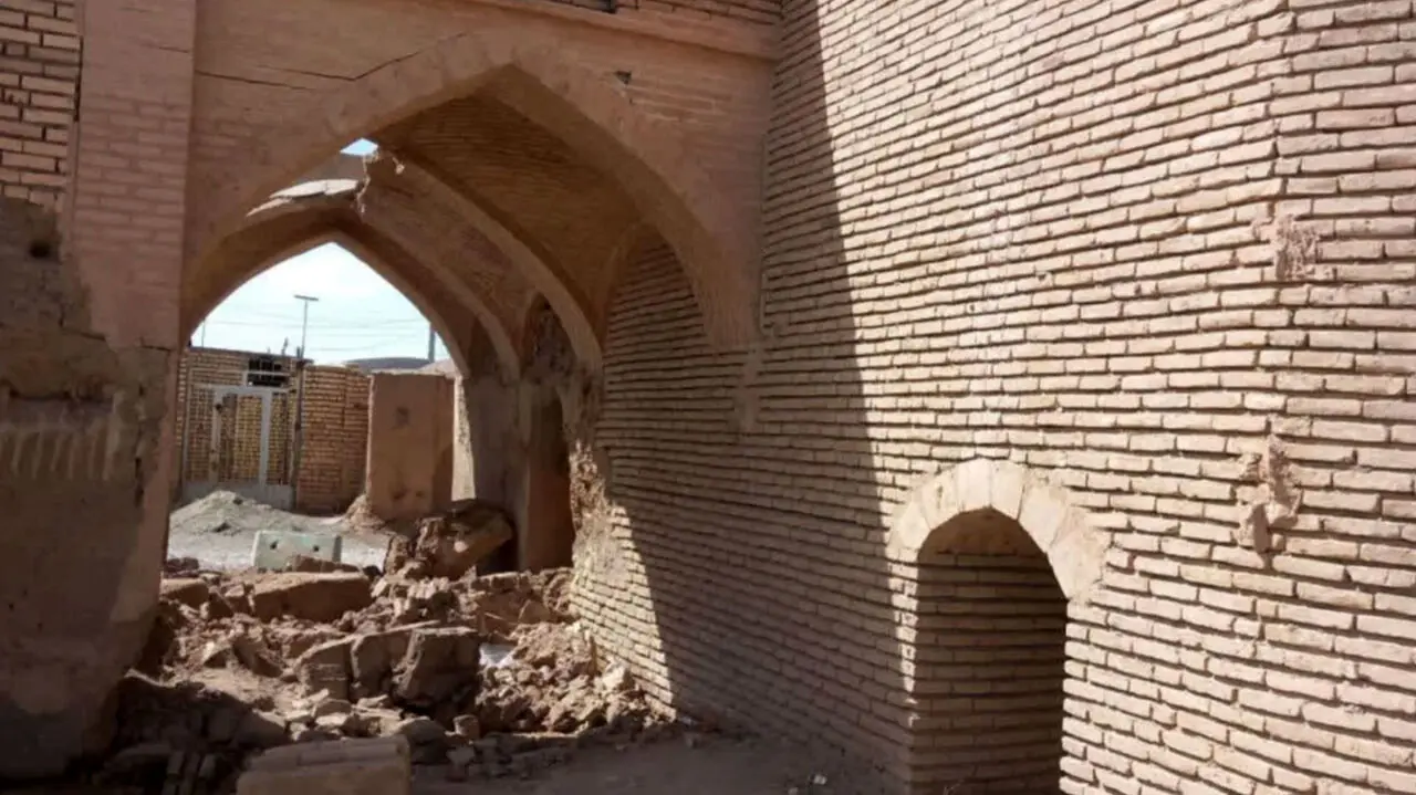 بناهای تاریخی شهرستان کوهپایه بر اثر موج انفجار آسیب دیدند 
