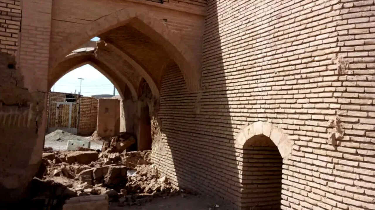 بناهای تاریخی شهرستان کوهپایه بر اثر موج انفجار آسیب دیدند 
