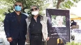 فرزند سیامک اطلسی بر آرامگاه پدر/ عکس