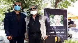 فرزند سیامک اطلسی بر آرامگاه پدر/ عکس