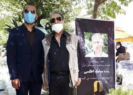 فرزند سیامک اطلسی بر آرامگاه پدر/ عکس