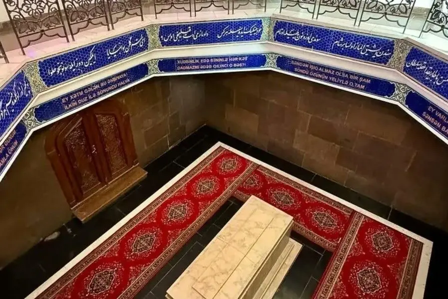 اشعار غریبه به جای سروده‌های فارسی در آرامگاه نظامی گنجوی