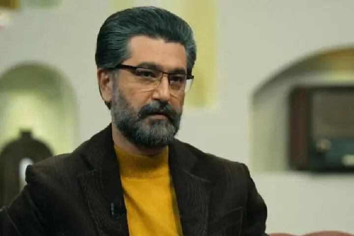 رقص جالب پسر امیرحسین مدرس مقابل مردم؛ غافلگیر شدن پسر توسط آقای بازیگر/ ویدئو