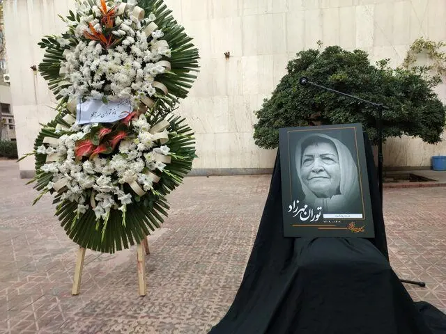 پیکر توران مهرزاد زیر باران در ارگ تاریخی تشییع شد
