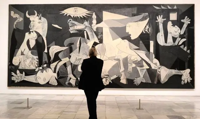 اعتراض در زیر بمباران!
