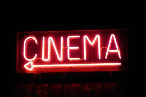 تهدید سازمان سینمایی جواب نداد/ ادامه قاچاق فیلم‌های روی پرده!