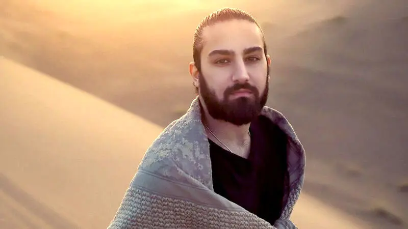 توضیحات جالب آقای خواننده | عاشقانه های متفاوت می خوانم