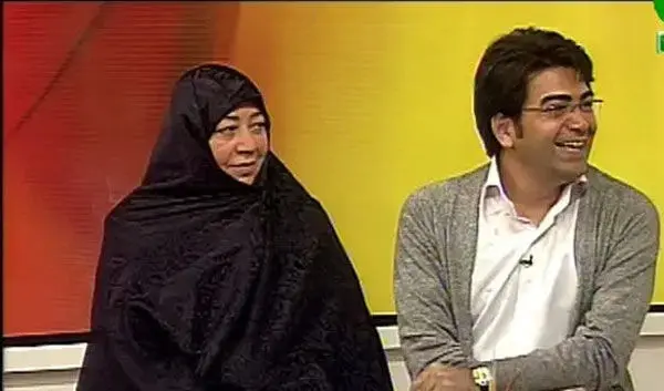 عکسی تلخ از فرزاد حسنی بر سر مزار مادرش
