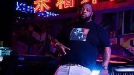 مرگ خواننده معروف روی صحنه مقابل چشمان هواداران/ ویدئو
