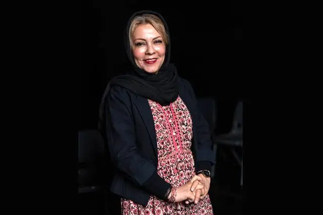 تبلیغات تئاتر مانند فیلم عروسی شده است!
