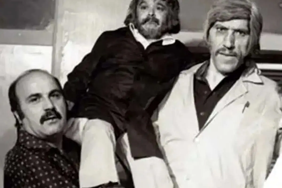 «بلندقدترین مرد سینمای ایران» در پشت‌صحنۀ یکی از فیلم‌هایش؛ سال ۵۶
