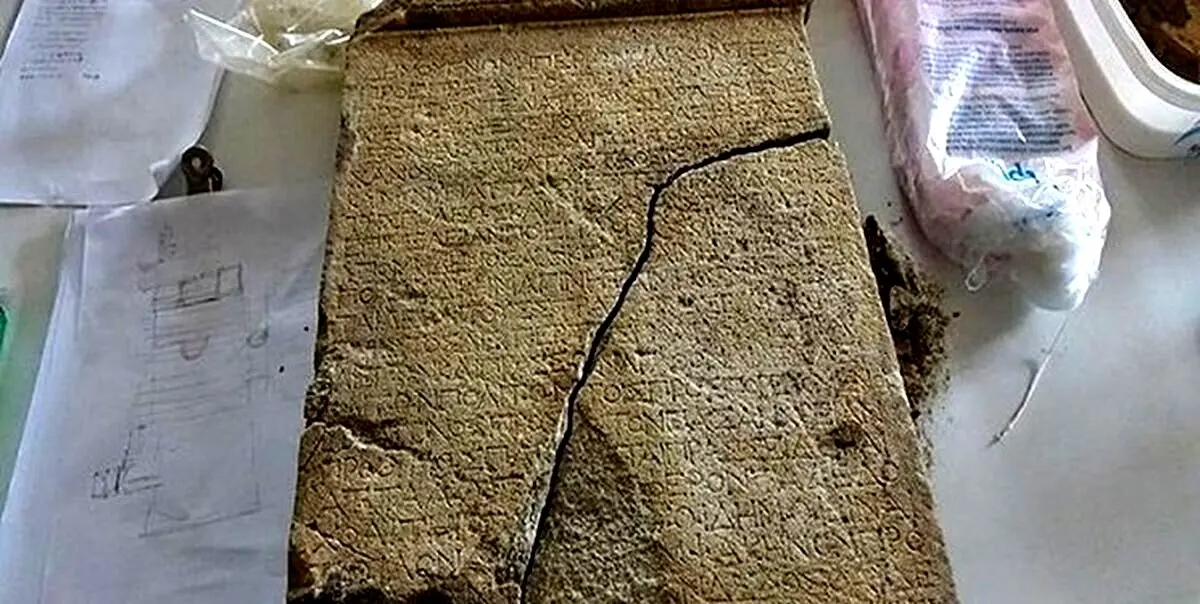 2 کوهنورد کتیبه‌ سنگی ۱۵۰۰ ساله را در تنگه بلاغی پاسارگاد کشف کردند/ ویدئو
