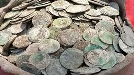 کوزه ای با ۵ هزار سکه از دل جنگل بیرون آمد!
