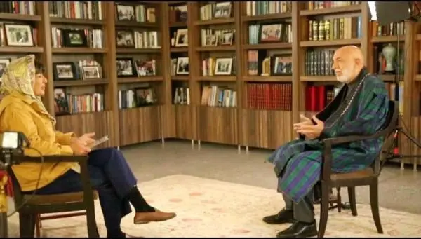 کرزی از مجریان زن افغان خواست که از دستور طالبان برای پوشاندن صورت سرپیچی کنند