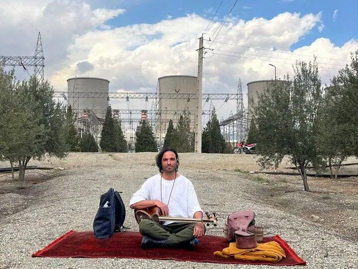 انیمیشن لگویی از تک‌نوازی تار علی قمصری در جوار نیروگاه دماوند