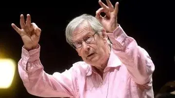 رهبر مشهور ارکستر عصبانی شد، با مشت خواننده را زد
