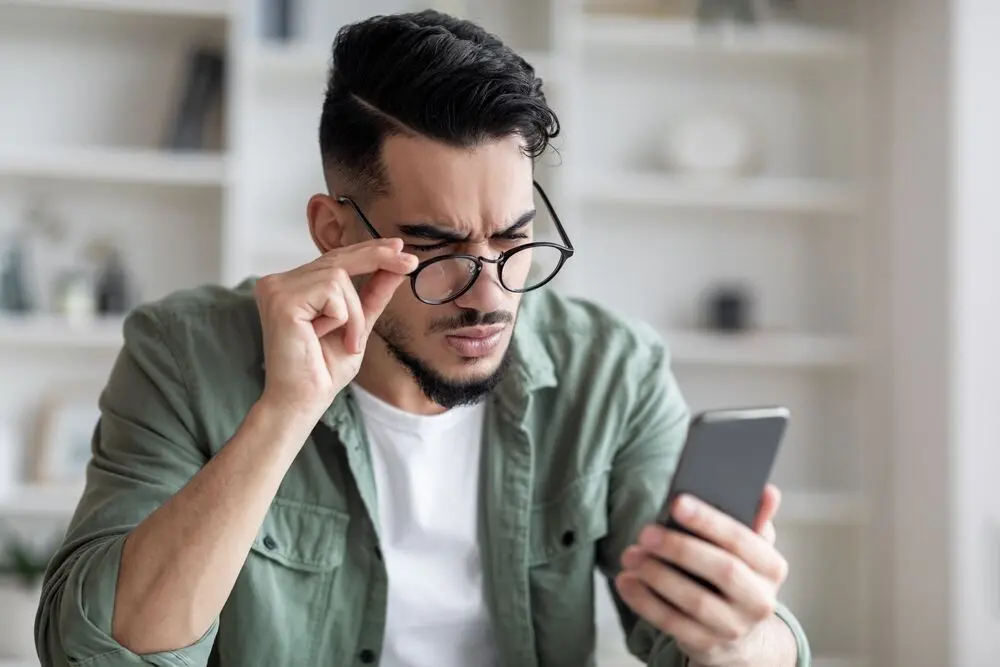 کدام نوع صفحه نمایش گوشی برای چشم مناسب‌تر است؟
