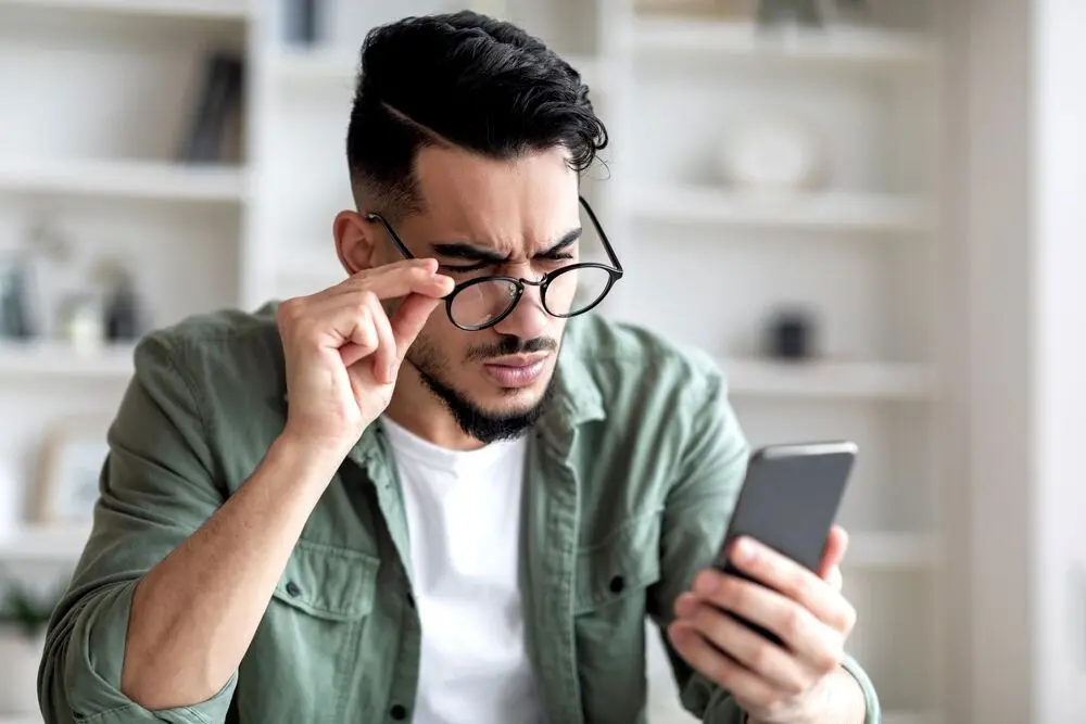 کدام نوع صفحه نمایش گوشی برای چشم مناسب‌تر است؟
