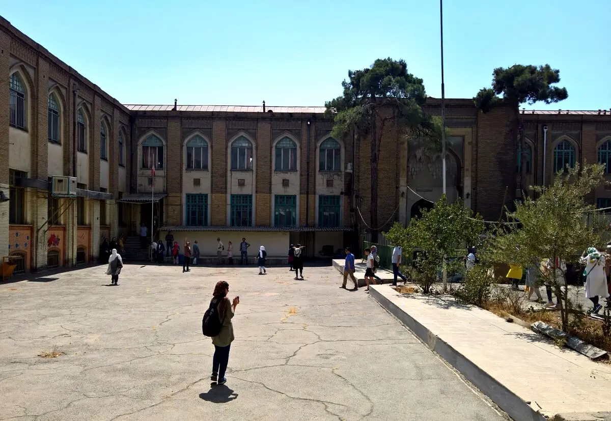 مدرسه ژاندارک کجاست؟

