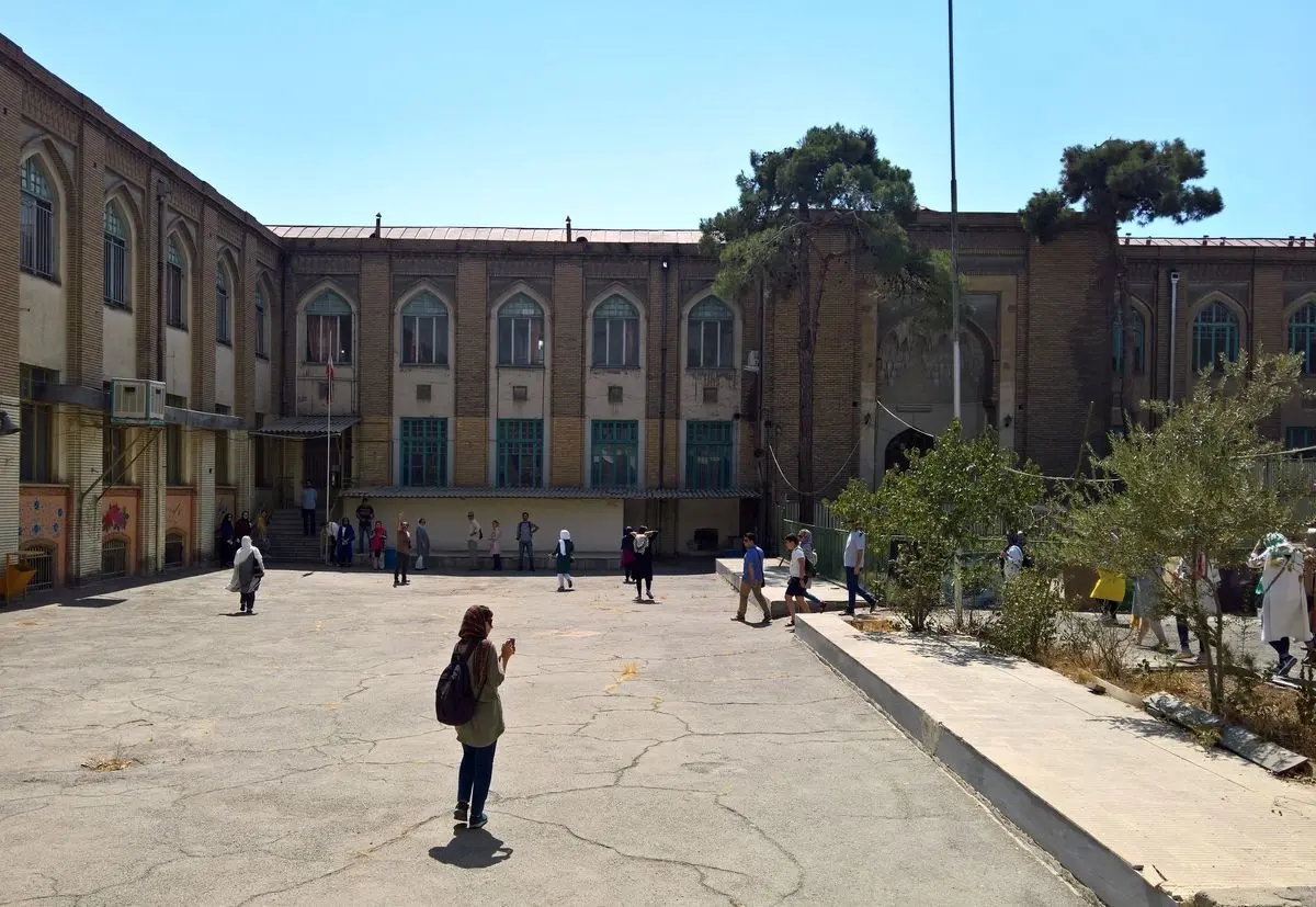 مدرسه ژاندارک کجاست؟
