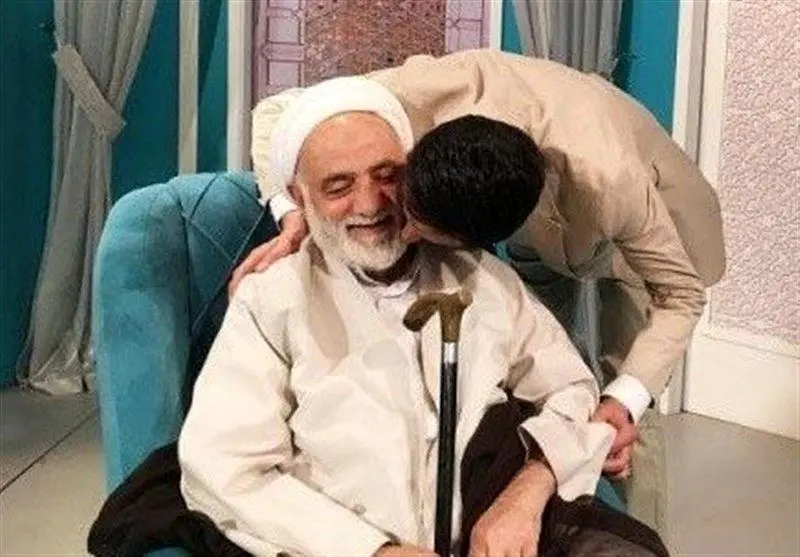 جشن تولد حجت‌الاسلام قرائتی در پشت صحنه سمت خدا/ ویدئو