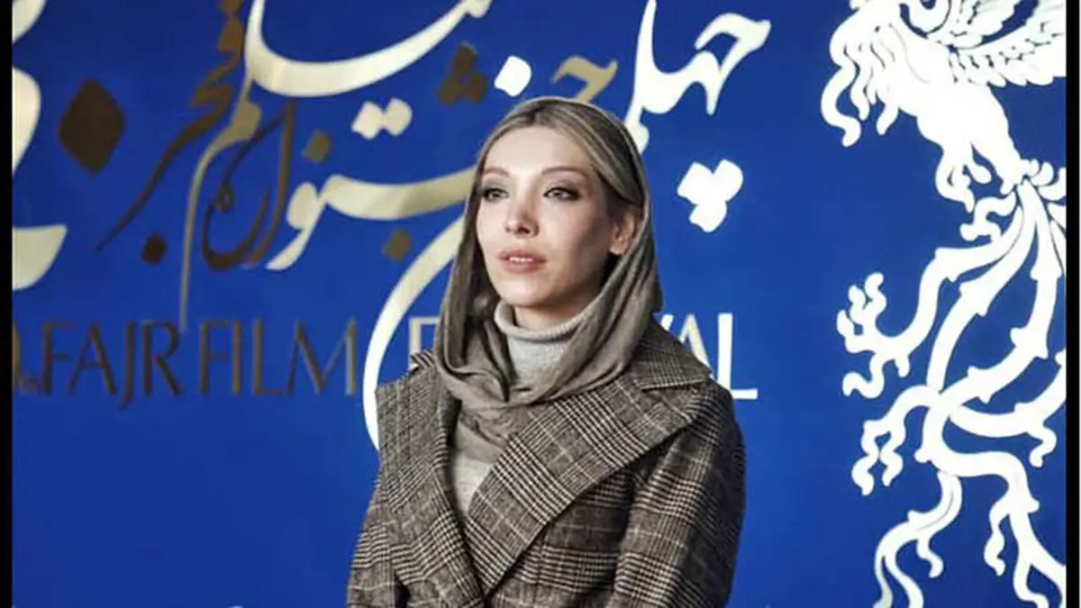 عکس مانتوی طلاکاری شده بازیگر زن ایرانی