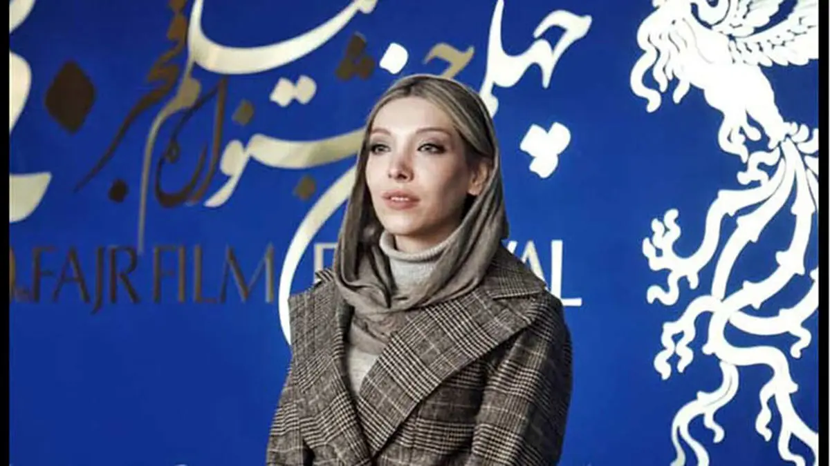 عکس مانتوی طلاکاری شده بازیگر زن ایرانی
