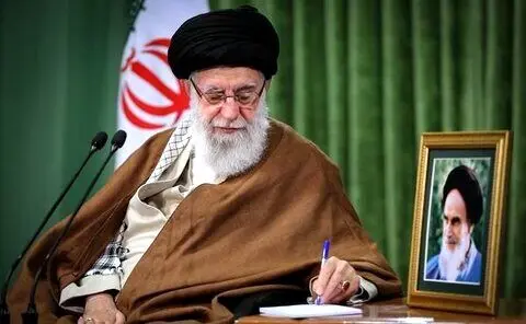 دستخط رهبری بر پیشانی کتاب‌های زنان نویسنده| آفرین بر هر دو بانو؛ راوی و نویسنده‌ی کتاب
