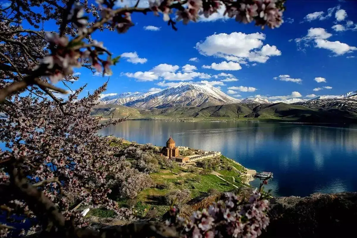 دریاچه ای که رنگ موها را تغییر می دهد
