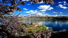 دریاچه ای که رنگ موها را تغییر می دهد
