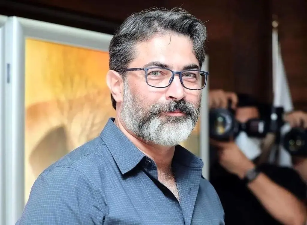 ادعای یک بازیگر تئاتر مبنی بر ۱۸ سال رابطه پنهانی با پارسا پیروزفر و اتهام‌زنی اخلاقی به او
