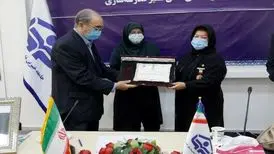 اهدای نشان سفیر مدرسه‌سازی به «پوران درخشنده»