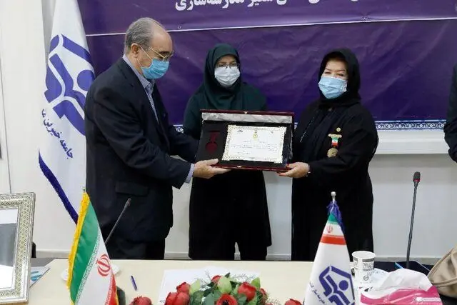 اهدای نشان سفیر مدرسه‌سازی به «پوران درخشنده»