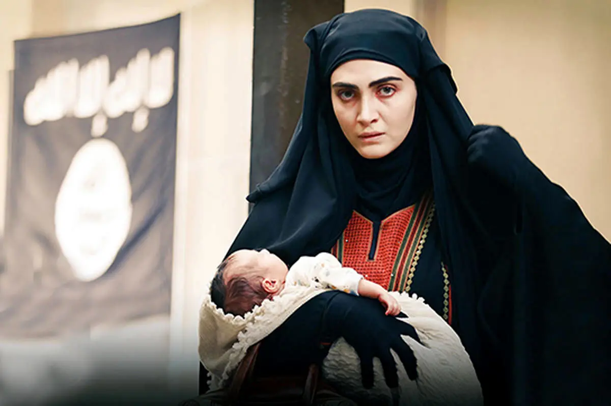 چهره و تیپ باورنکردنی “آیسان” سریال سقوط در دنیای واقعی
