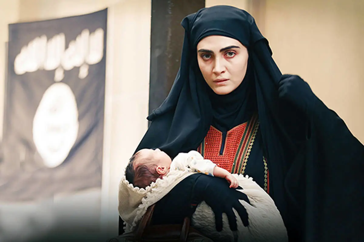 چهره و تیپ باورنکردنی “آیسان” سریال سقوط در دنیای واقعی
