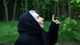 علت چادر سر کردن پروانه‌ معصومی در دیدار با رهبر انقلاب
