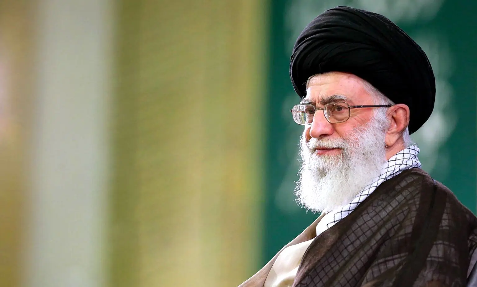 صوت قدیمی و کمتر شنیده شده روضه‌ خوانی آیت‌ الله خامنه‌ای در مرثیه حضرت ابالفضل و حضرت ام البنین