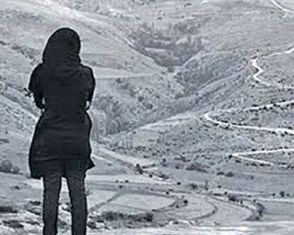 پری ۴۵ سال داشت، ازدواج نکرده بود و در بایگانی شرکت برادرم کار می‌کرد