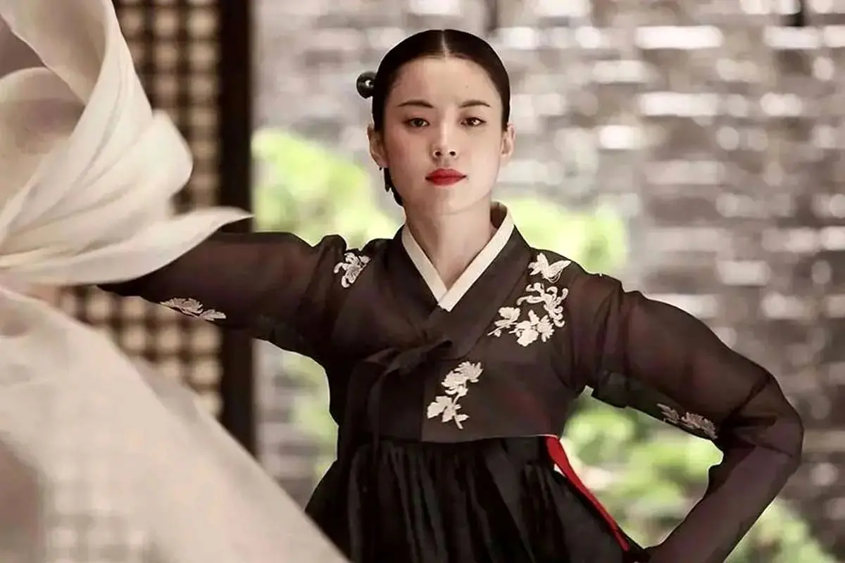 «دونگ‌یی» در حال امضا دادن به هوادارانش
