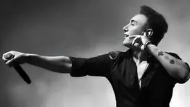 اجرای آهنگ «ای ایران» توسط شادمهر عقیلی و دخترش ملینا (فیلم)
