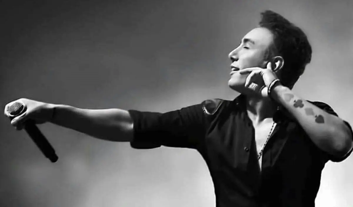 اجرای آهنگ «ای ایران» توسط شادمهر عقیلی و دخترش ملینا (فیلم)
