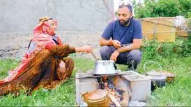 صابر ابر در یوتیوب با مادربزرگ‌ها تمرین آشپزی می‌کند