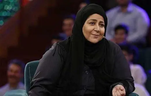 شهره لرستانی در کنار یادگاری مسعود ولدبیگی/ عکس

